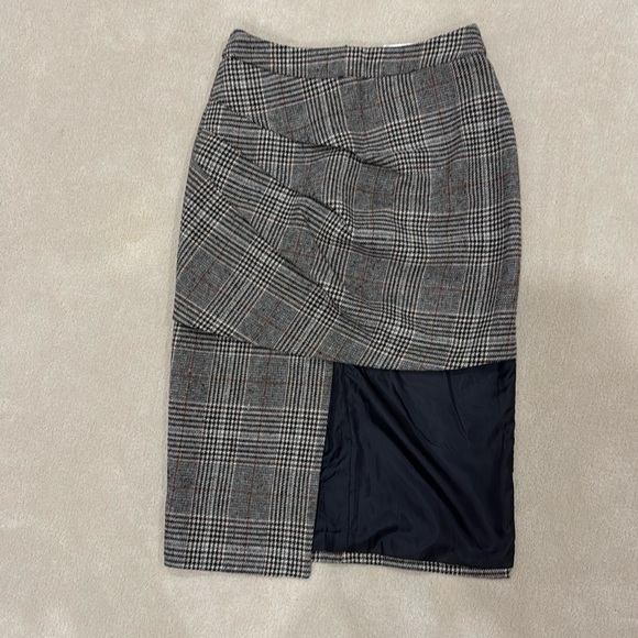 Beautiful asymmetrical skirt like new in size S - Picture 2 of 3